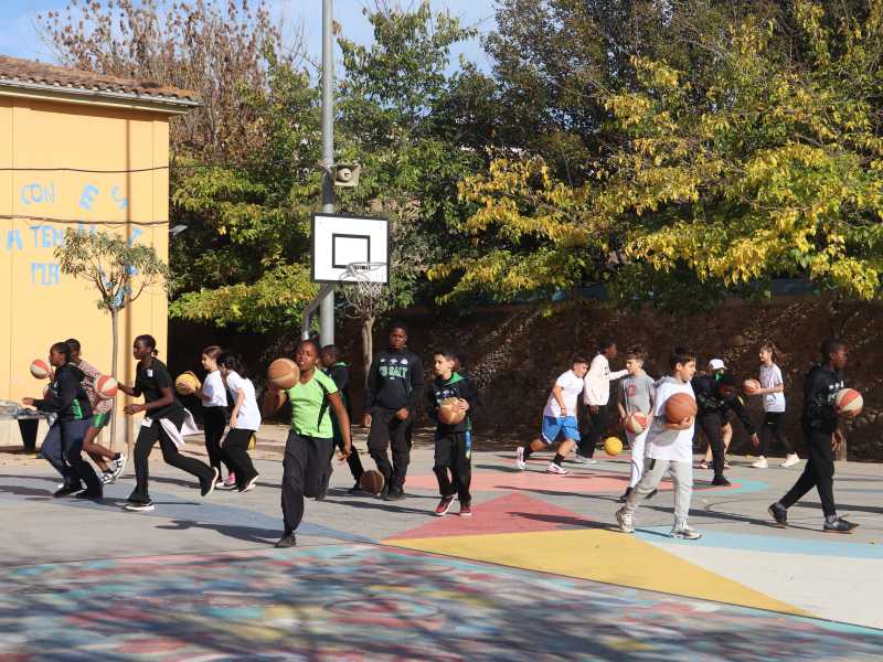 Dinàmiques de joc a la pista de bàsquet de l'escola La Farga