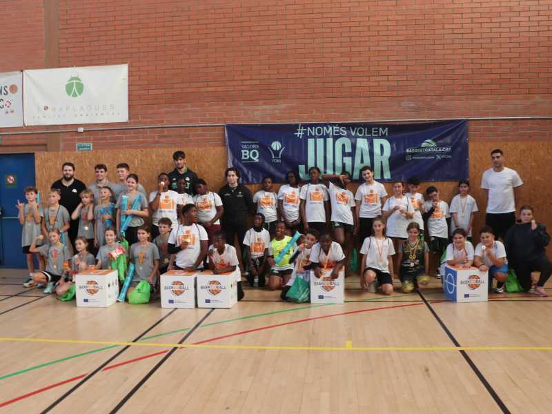 Participants del projecte després del torneig disputat a les instal·lacions del CB Salt