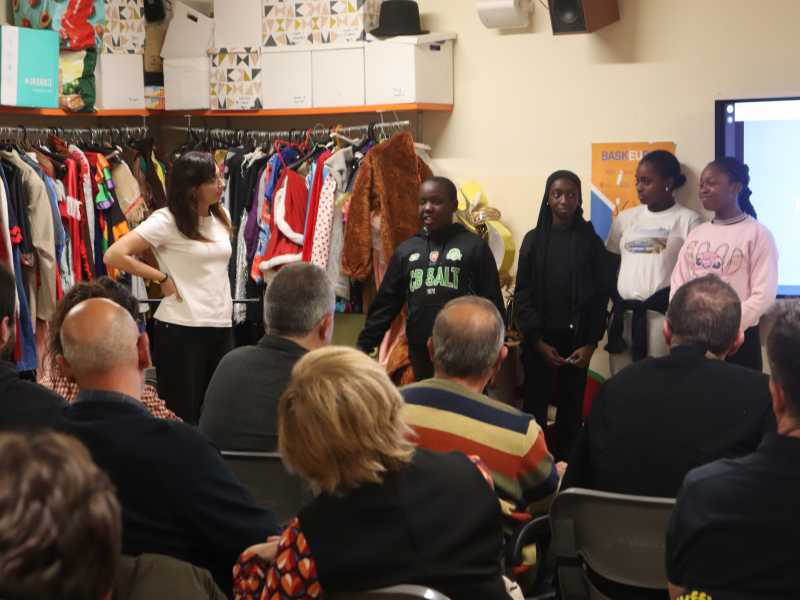 Alguns dels participants del projecte explicant la seva experiència