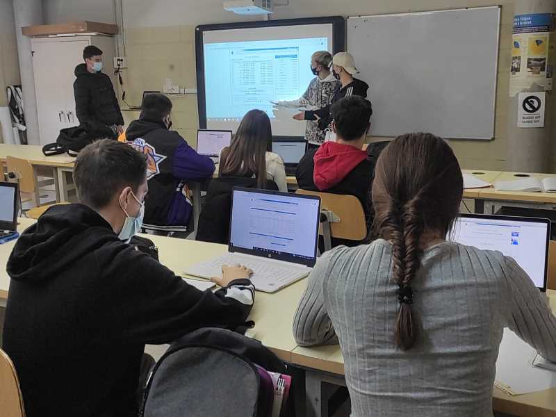 Una imatge d'estudiants de l'institut Vescomtat de Cabrera, participant al Joc de Borsa