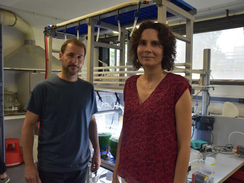 Ignasi Rodríguez-Roda i Maite Pijuan, a laboratoris de recerca al Parc Científic i Tecnològic.