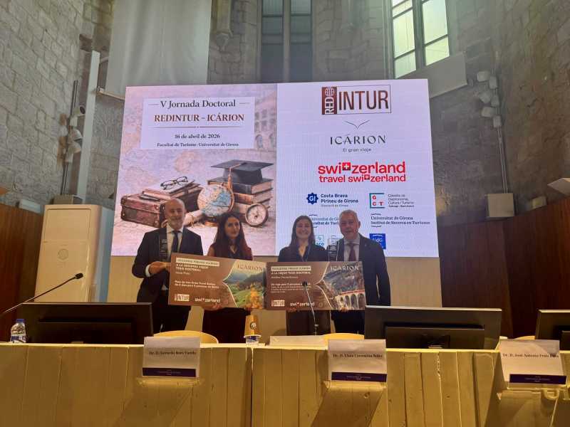 Imatge de les dues premiades amb els representants de Redintur i Icárion