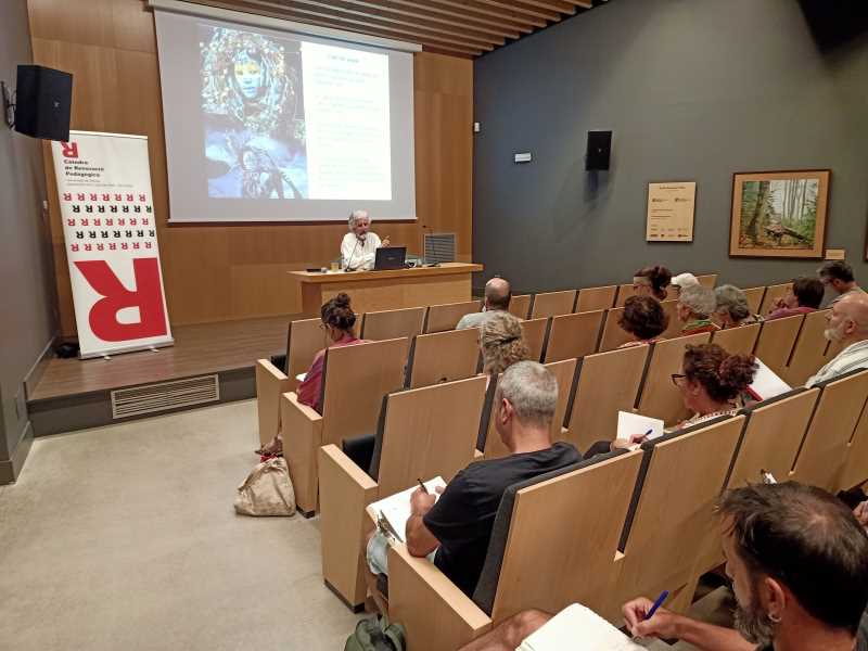 Imatge de la primera sessió del curs d’estiu “La saviesa i la resiliència dels pobles indígenes d’avui: exemples de tots els continents”