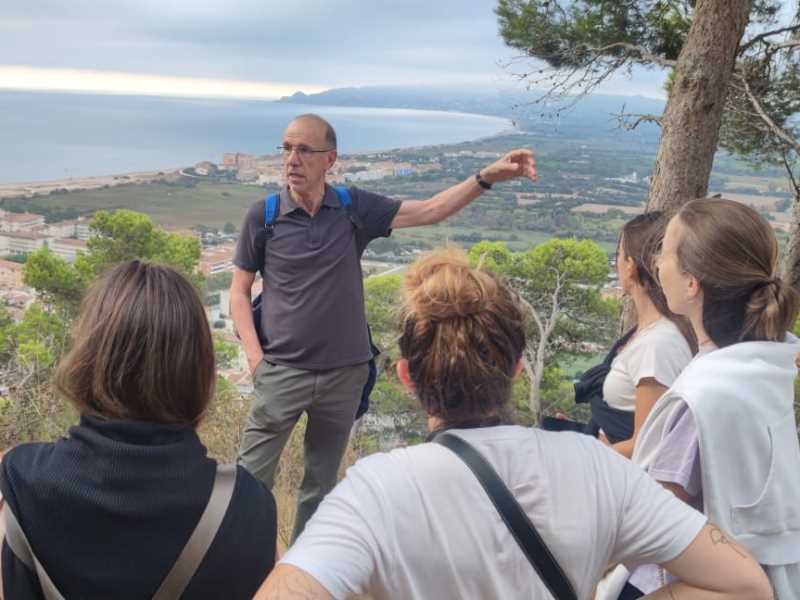 Participants del laboratori, en la primera visita de camp aquest dilluns.