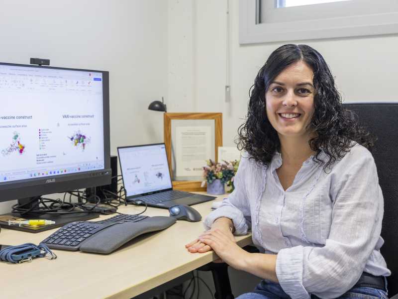 La investigadora Mireia López-Siles al seu despatx de la UdG
