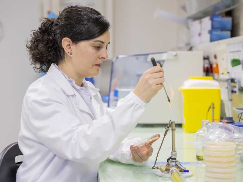 Mireia López-Siles als laboratoris de la UdG
