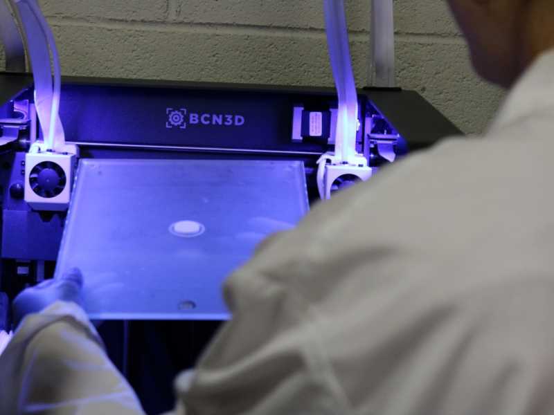 Impressió d'un 'scaffold' al laboratori del GREP, al Parc Científic i Tecnològic de la UdG