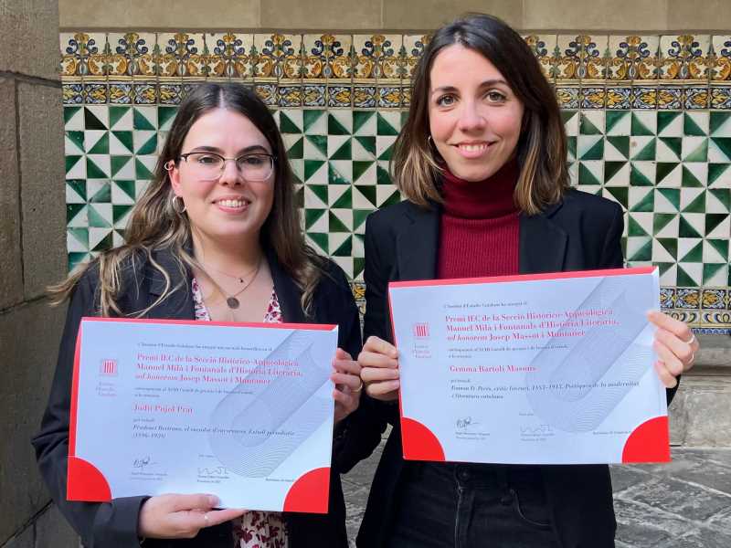 Las dos investigadoras del ILCC premiadas por el IEC muestran los diplomas