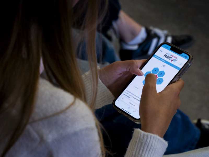 Una jove connectada al Paraulògic a través del mòbil