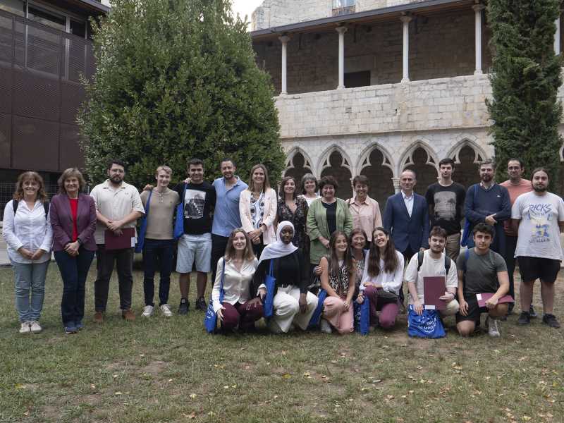 Fotografia dels autors dels treballs premiats amb les autoritats acadèmiques