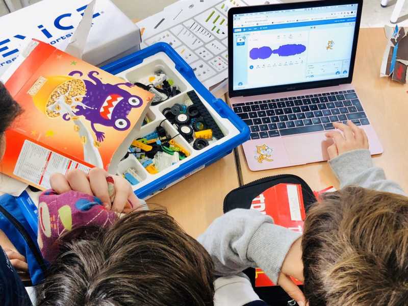 Infants realitzant una activitat tecnològica en el marc del projecte Montech