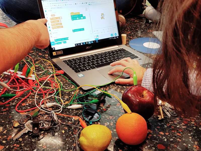 Infants realitzant una activitat tecnològica en el marc del projecte Montech