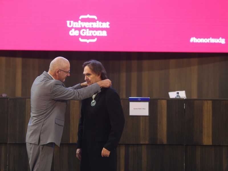 El rector, Quim Salvi, imposa la medalla de la UdG a Ulises Cortés