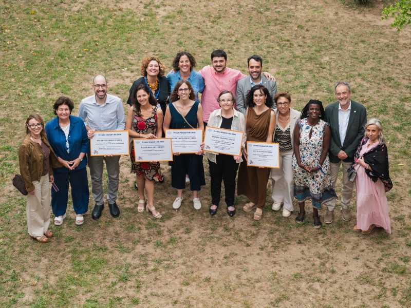 Imatge dels guanyadors dels premis amb els membres de la comissió avaluadora