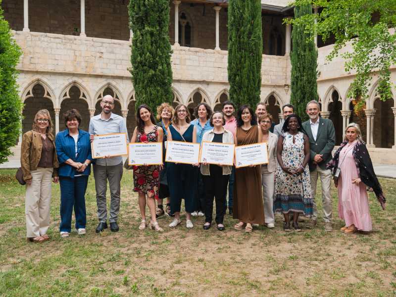 Imatge dels guanyadors dels premis amb els membres de la comissió avaluadora