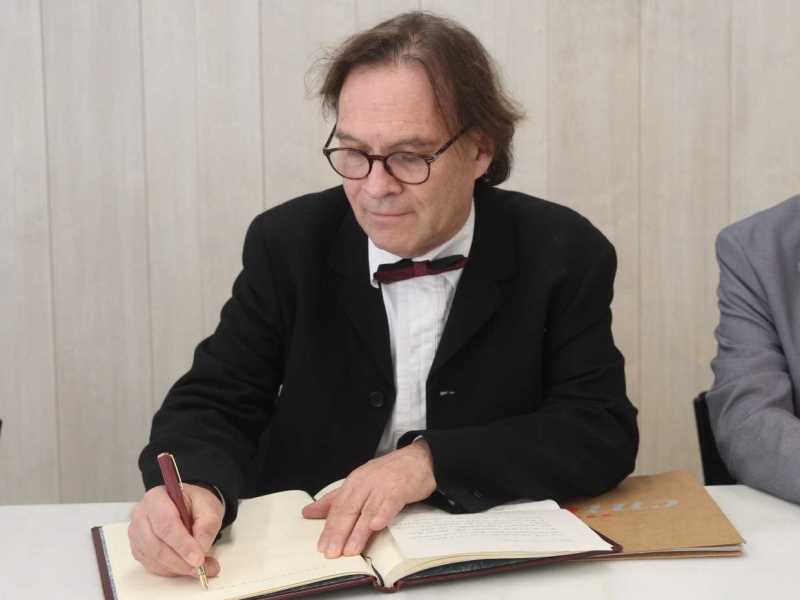 Ulises Cortés signa el llibre d