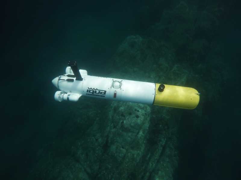 Vehicle subaquàtic autònom Sparus II prenent imatges del fons marí.