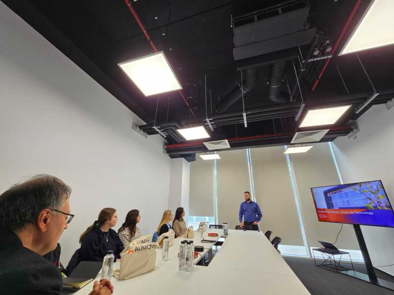 Visita a Aumovio. Introducció feta per Mihai Sipeanu (Software Team Leader a Aumovio), estudiants del VICOROB i Dan Selisteanu (professor de la Universitat de Craiova)