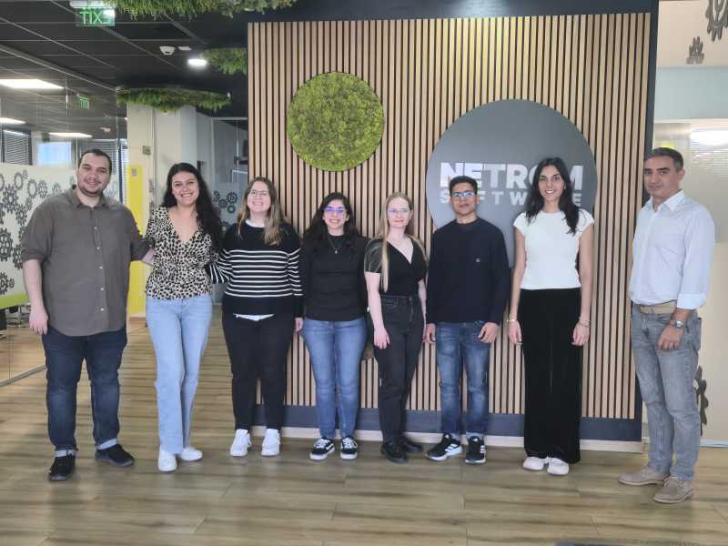 Visita a NetRom. Gabriel Paunica (CTO de NetRom) a la dreta, els 5 estudiants del VICOROB al mig (Clara, Micaela, Valeriia, Agustín i Uma), i a l’esquerra Dragan (estudiant de doctorat de la Universit