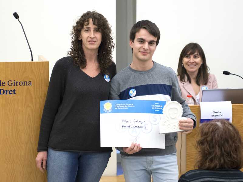 Albert Garangou, guanyador del Premi CRACS, amb la delegada del rector per a la Promoció i la Divulgació, Sílvia Simon
