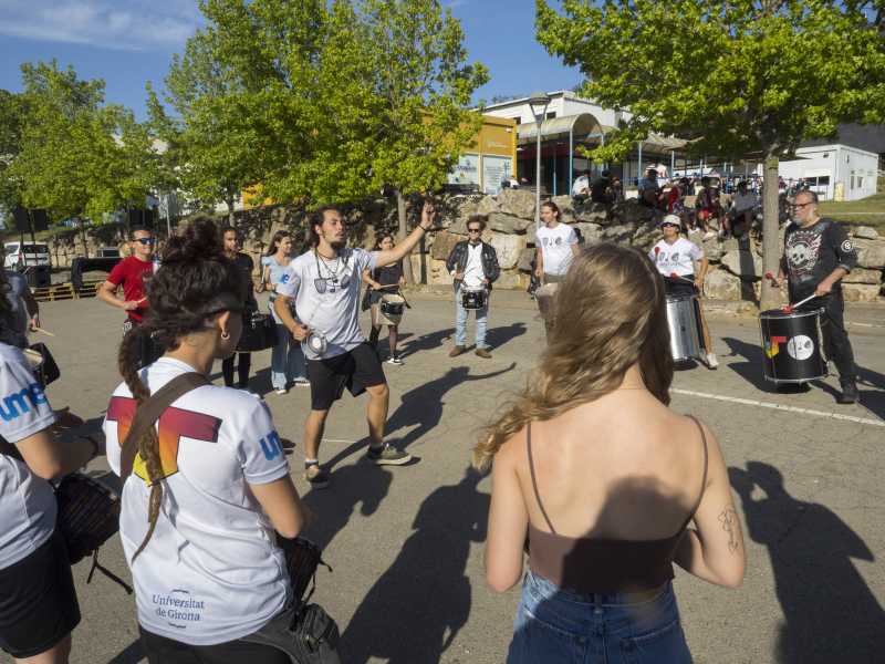 Actuació de la Batucada de la UdG en una festa universitària