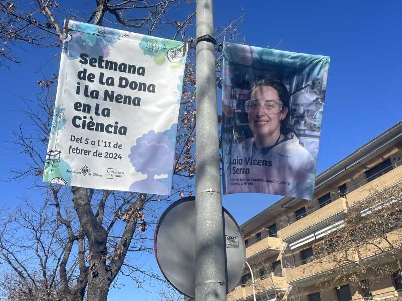 Laia Vicens, a unes banderoles al barri de Montilivi.