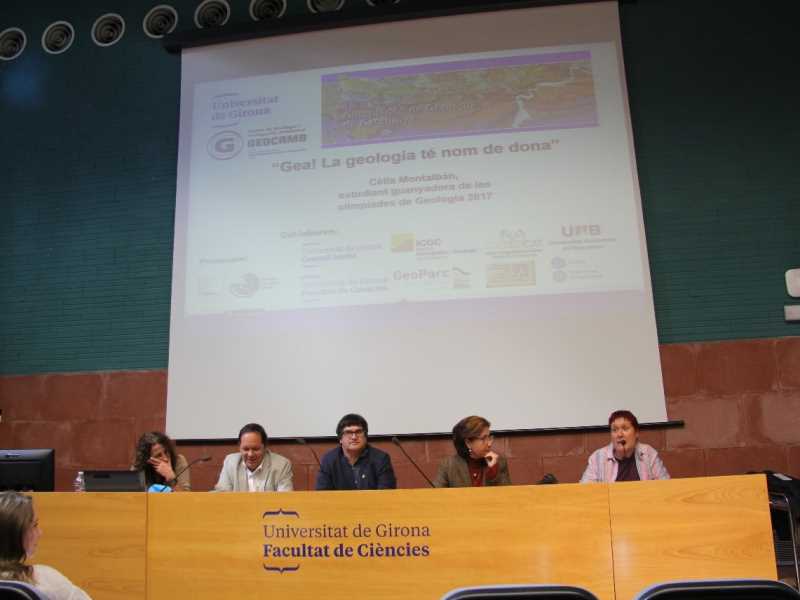 Cèlia Montalbán, a la dreta, pronuncia la conferència "Gea! la Geologia té nom de dona"