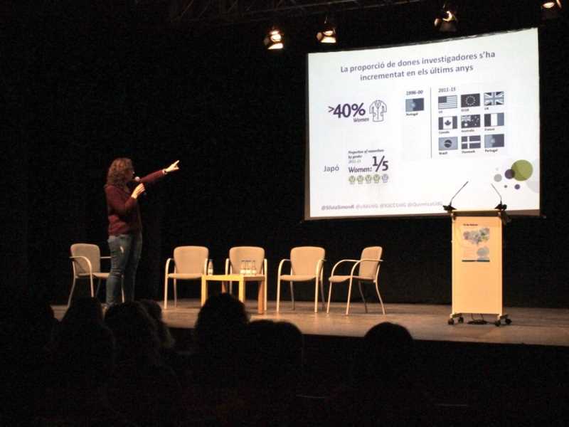 Sílvia Simon durant la seva conferència