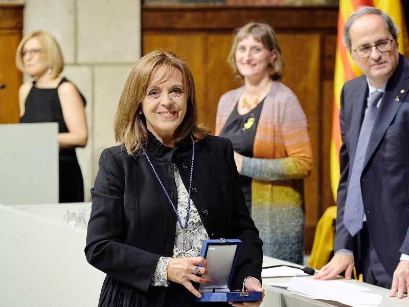 Dolors Juvinyà recollint la medalla Josep Trueta al Palau de la Generalitat