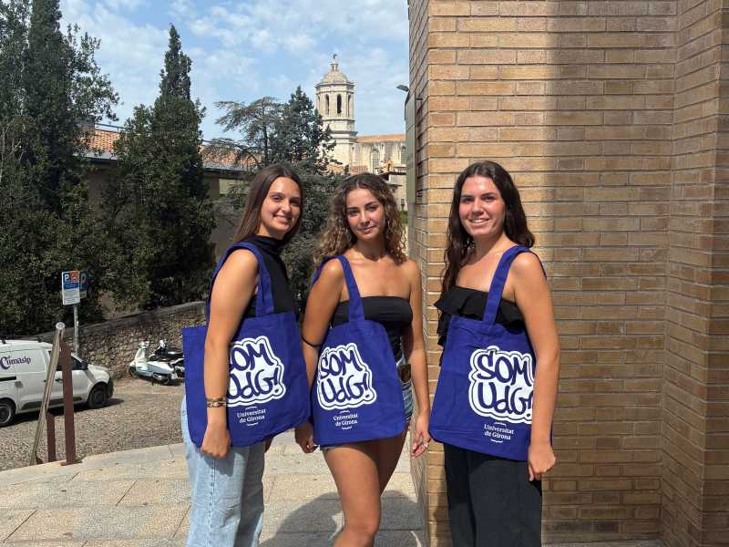 Tres estudiants de la Facultat de Turisme amb les noves bosses de la UdG