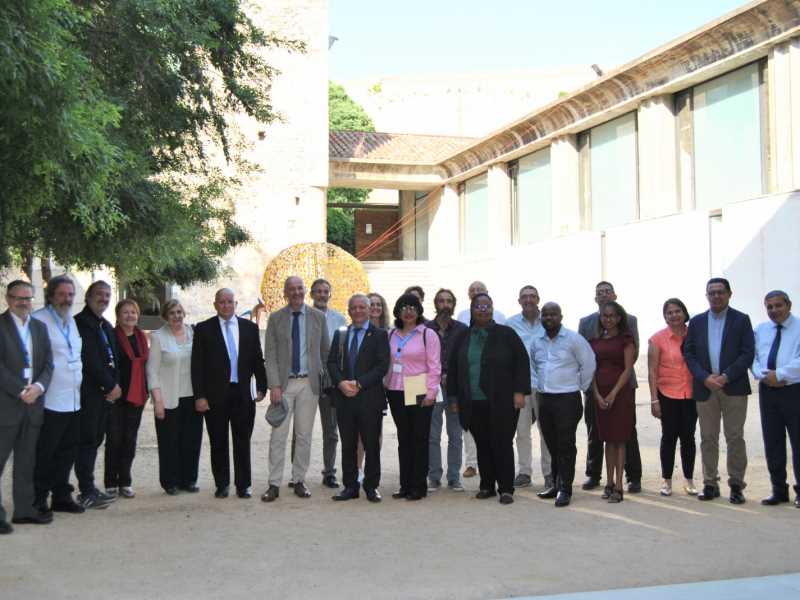 Foto de grup amb els responsables de la UdG i els participants de la trobada.