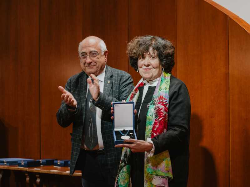 Rosa Congost recull la medalla de les mans de Joaquim Nadal.