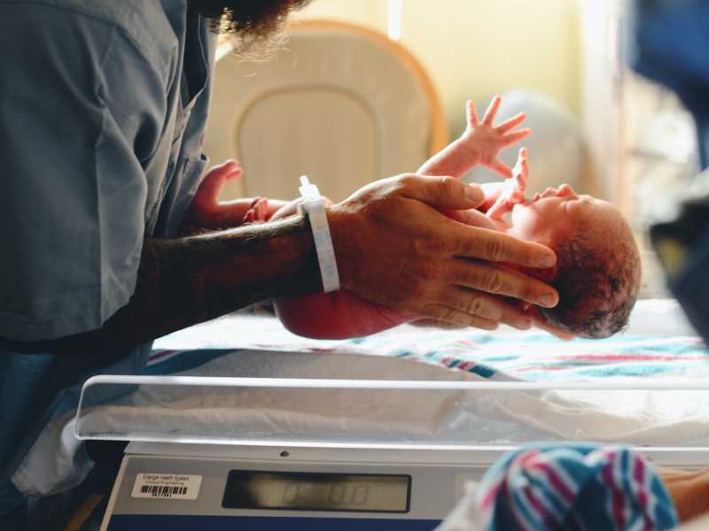 Nadó recent nascut, a l'hospital (Foto: Christian Bowen / Unsplash)