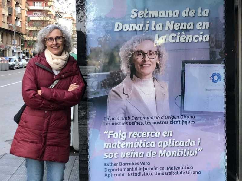 Esther Barrabés, a una marquesina al centre de la ciutat.