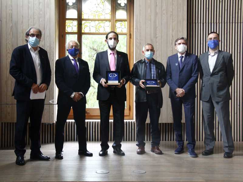 L’exrector Joan Batlle amb altres premiats.