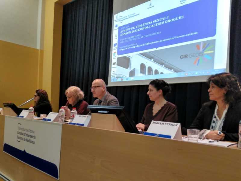Un moment de la presentació de l'estudi amb la presència del rector de la UdG, Quim Salvi, i la investigadora Conxi Fuentes (esquerra)