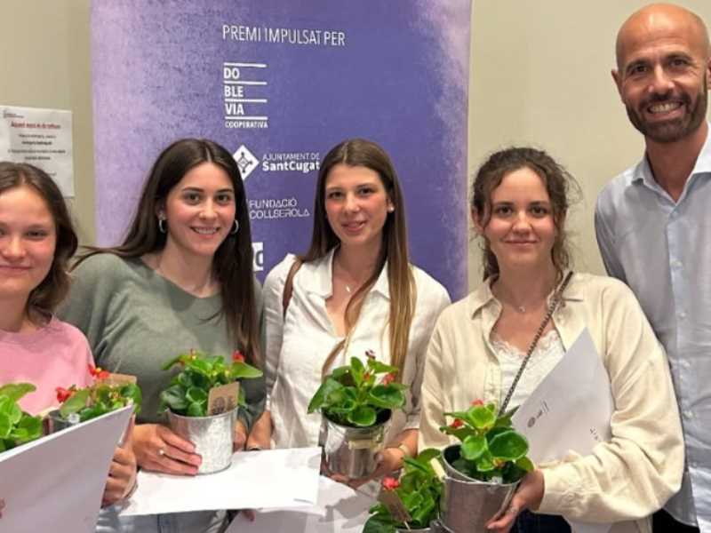 Fotografia de l'equip Zenit, creadores del projecte guanyador de la 6a edició del del Premi Raimon Badia d’Educació no formal i Cooperativisme