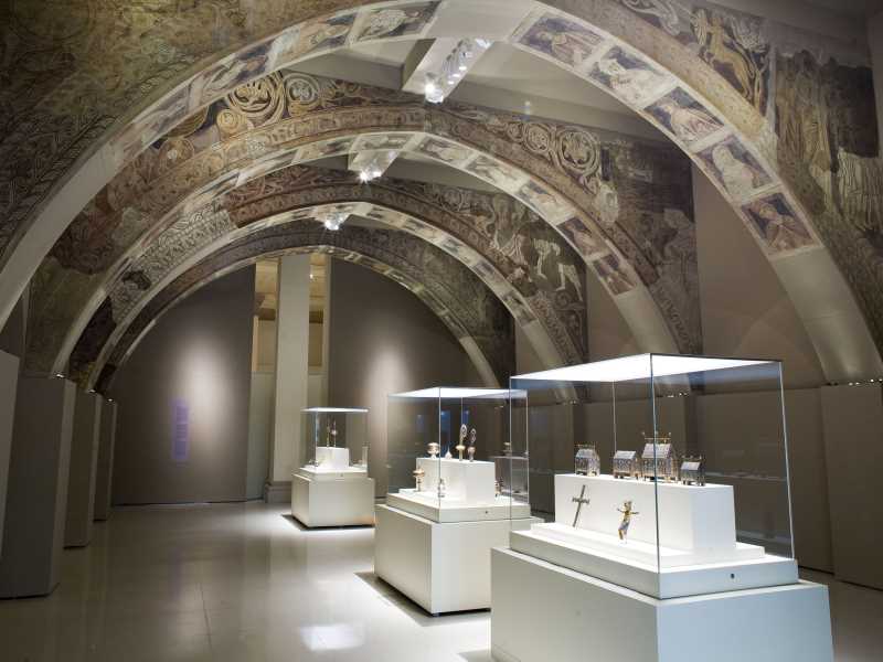 Imatge de les pintures de Sixena exposades al MNAC