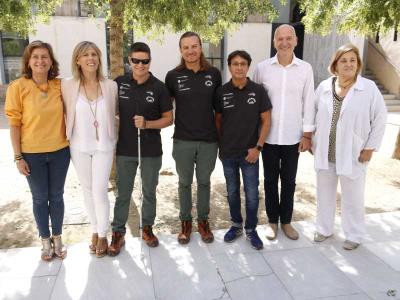 Els membres de l'expedició acompanyats dels representants de les entitats que donen suport al projecte -Kayac No Limits Menorca-