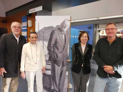 L'exposició rep la visita de representants de la Fundació Tom Sharpe amb seu a Palafrugell