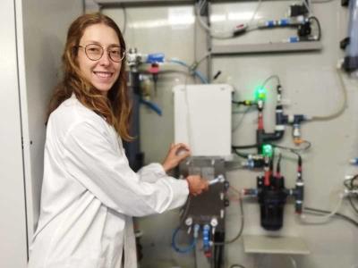 Laura Rovira a la planta pilot d'electro-síntesi microbiana del LEQUIA