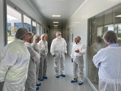 La delegació de la UdG visita les instal·lacions d'Esteve a Celrà
