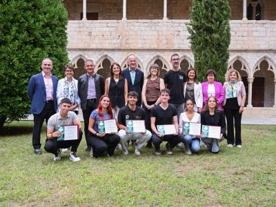 Foto de família dels guardonats amb les autoritats acadèmiques al Claustre de Sant Domènec