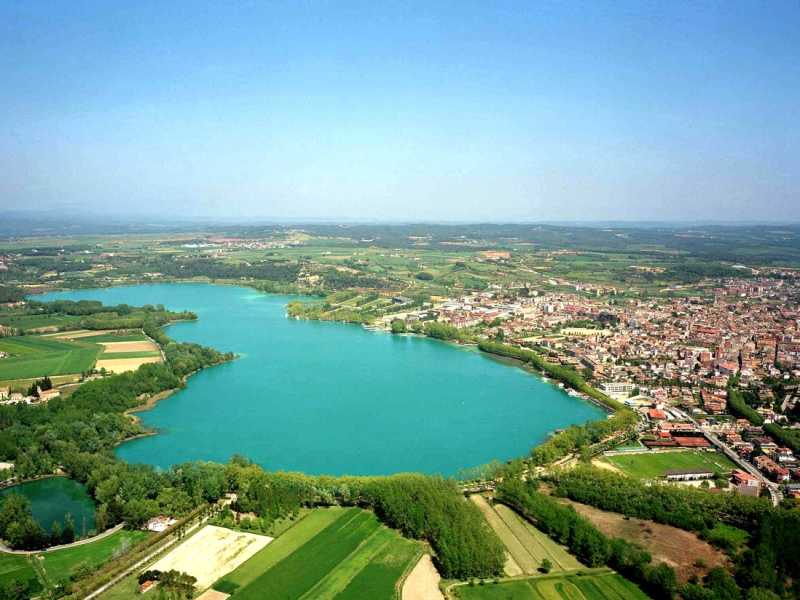 Vista aèria de l'estany de Banyoles