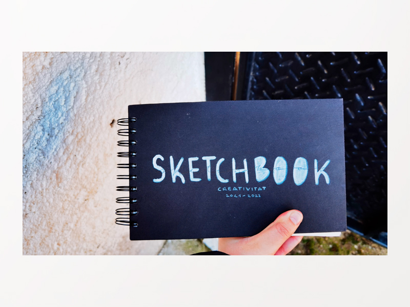 Fotograma final del vídeo on surt una llibreta amb el títol Scketchbook i el subtítol Creativitat 2021-2022
