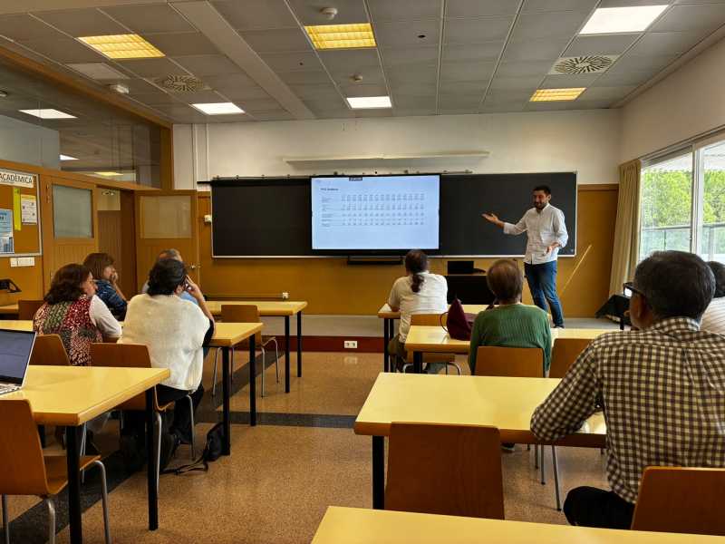 Ferran Casas impartint el seminari