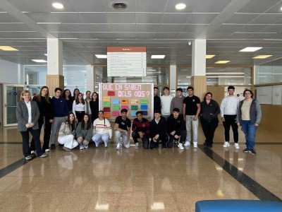 Estudiants pengen un pòster sobre els ODS