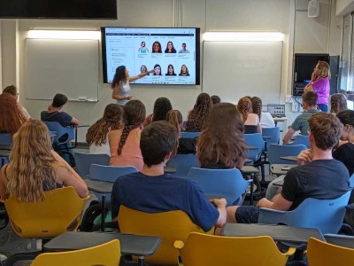 La Dra. Sílvia Font-Mayolas durant el taller de Psicologia de la Salut al Campus PreBAT de la UdG.