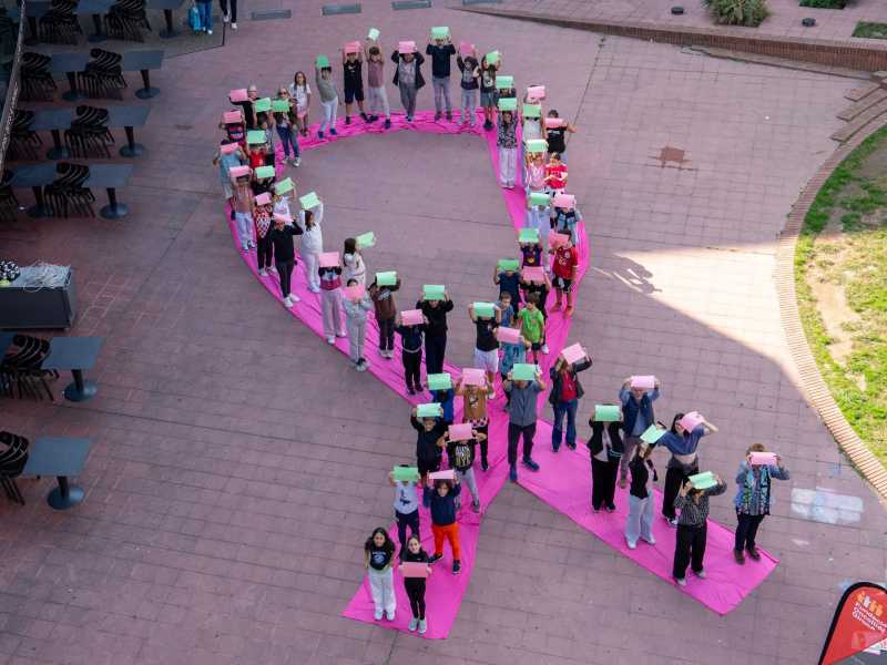 Llaç humà, conmemoratiu del dia internacional contra el càncer de mama