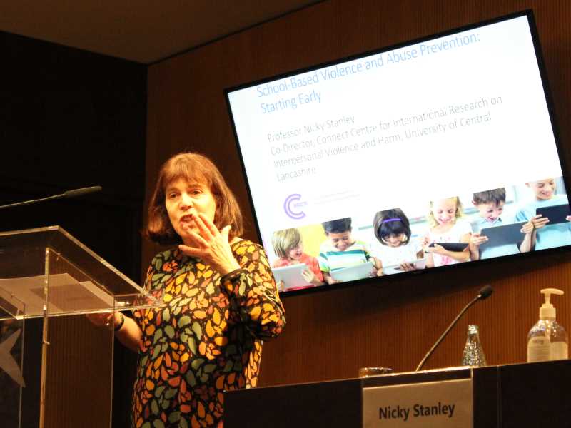 Nicky Stanley en la ponència -Violence and abuse prevention in schools: starting early”